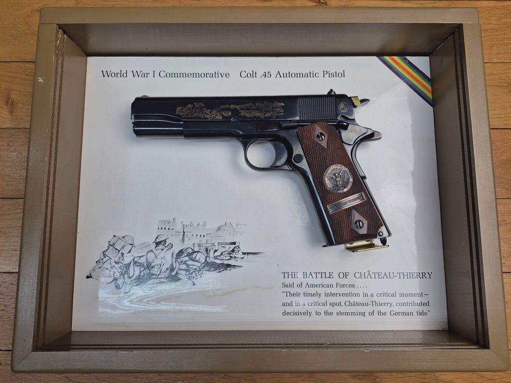 ¡UNIQUE! Rarissime Colt 1911 (no 1911 A1) – Conmemorativo de la Batalla de Château-Thierry 20 de julio de 1918 – Arma de 1968 – Calidad excepcional en Pre Series 70 – Lujosamente grabado y azulado y 100% operativo – Pieza rarísima en Europa en su caja de exhibición original – ¡Estado como nuevo!, imagen 1 de 33