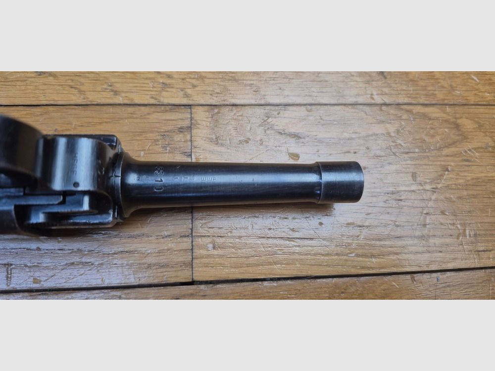 Pistolet Luger P08 – Code « BYF » pour une fabrication Mauser de 1942 – Arme 100% mono-matricule renumérotée – Re bronzée et code 42 re gravé – Bon état mécanique et superbe canon – Rééprouvé à Ulm en 1976 – Chargeur moderne – BE+/TBE-, image 11 sur 24