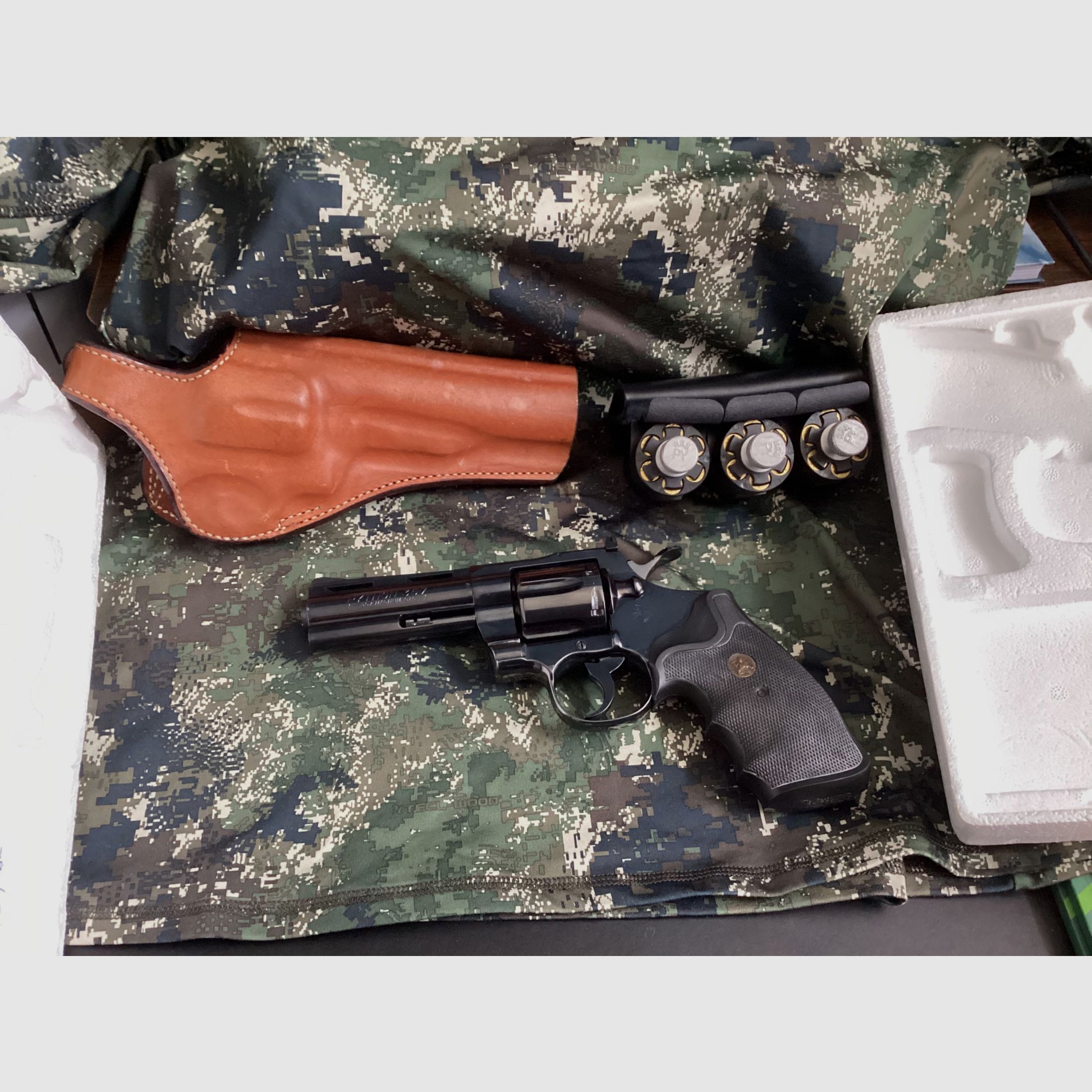 Colt Python .357 Magnum / .38 Special, 4 inch, année 1982 – Royal Blue, complet avec accessoires, image 1 sur 4