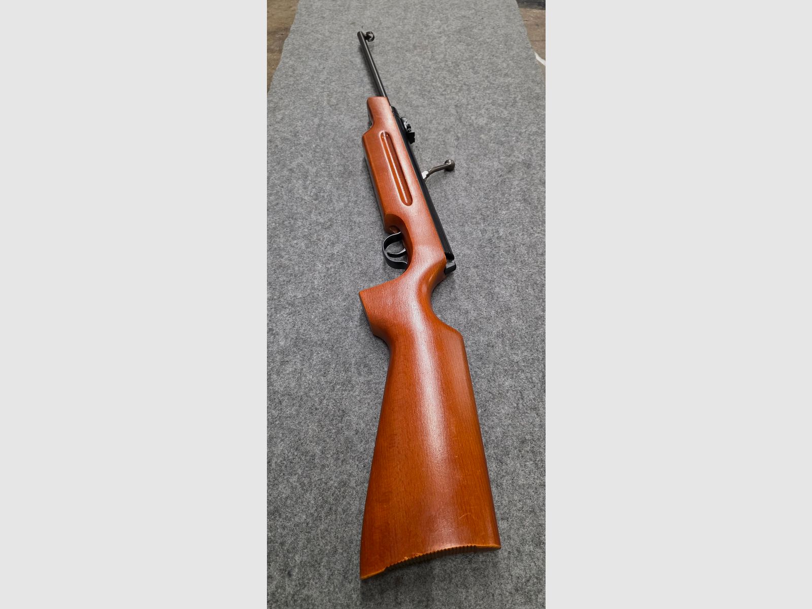 Carabina Haenel Mod. 310-4 con culata deportiva en estado de colección no restaurada, cargador 310
