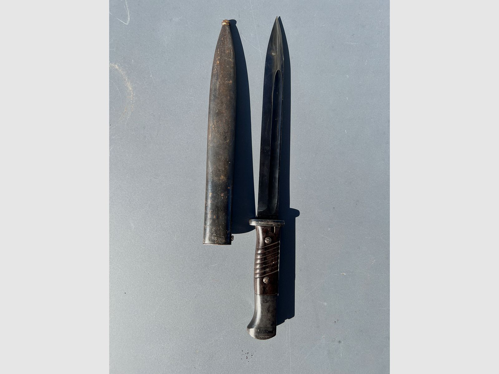 Originales deutsches K98 Bajonett / Seitengewehr 84/98 (Clemen & Jung, 1940) mit Scheide (1942)