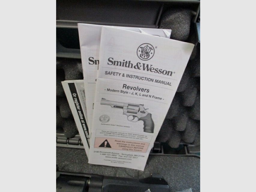 Revolver Smith & Wesson Performance Center M327 TRR8 5-inch in Box M327