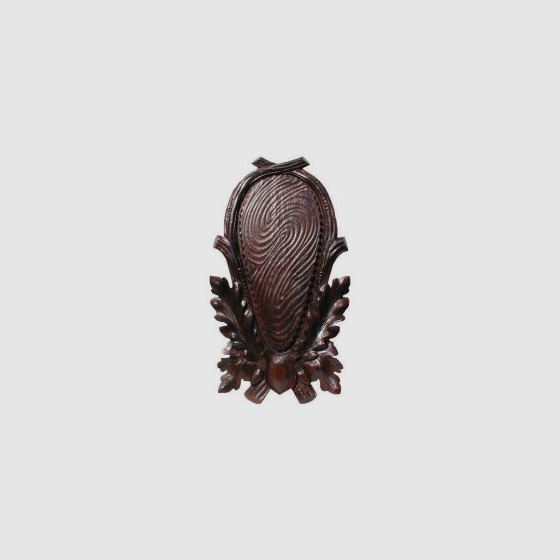 Corne de cerf gravée sombre