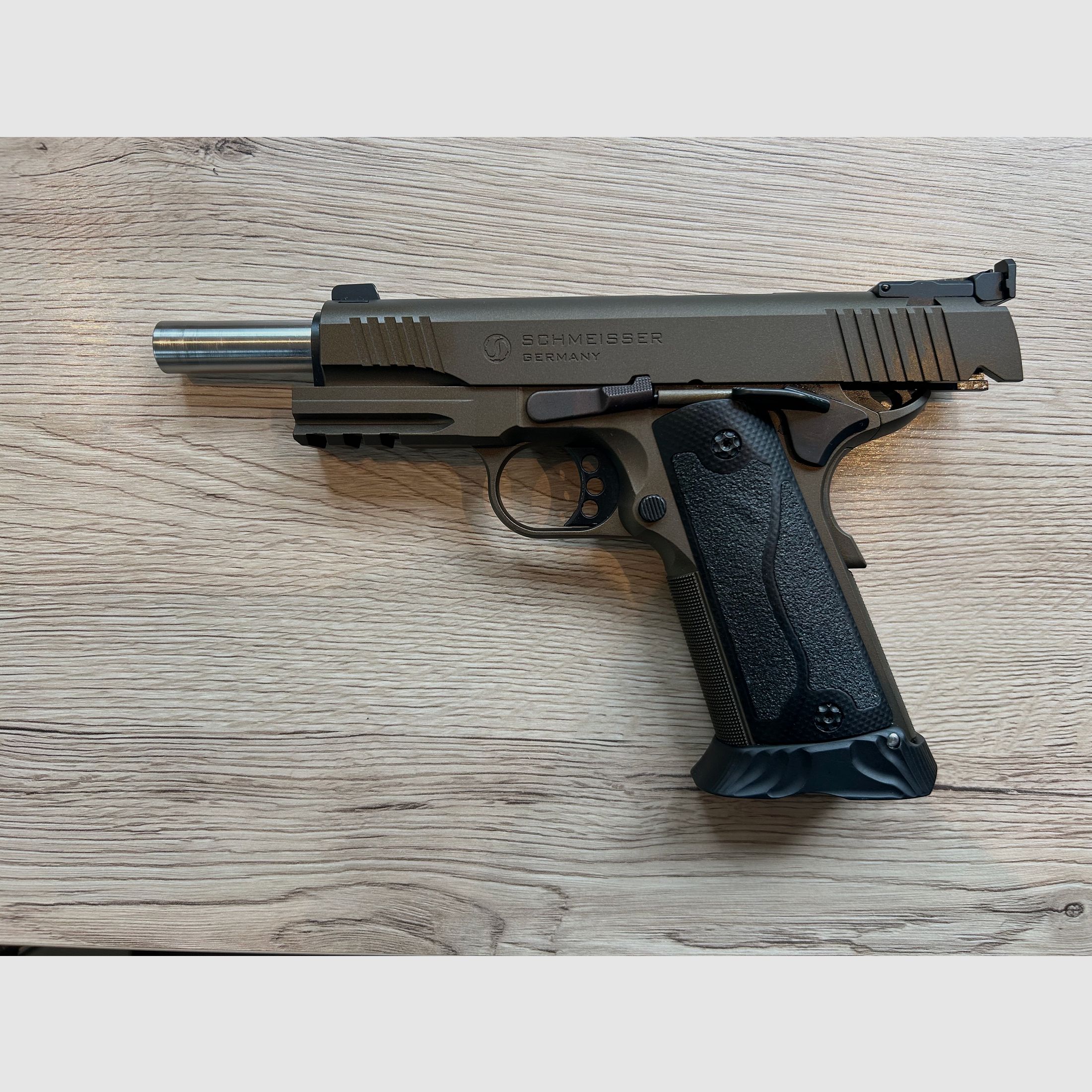Schmeisser Hugo 5 pulgadas 45ACP con sistema intercambiable GSG 22LR como nuevo.
