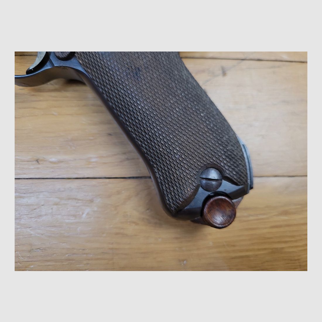 Goede Luger P08 Pistol – DMW uit 1916 – Mono serienummer – 100% 14-18 – Goed magazijn met houten bodem – Loop met goede groeven – Wapen om schoon te maken voor zowel schieten als verzamelen – EM in algemene staat, afbeelding 3 van 21