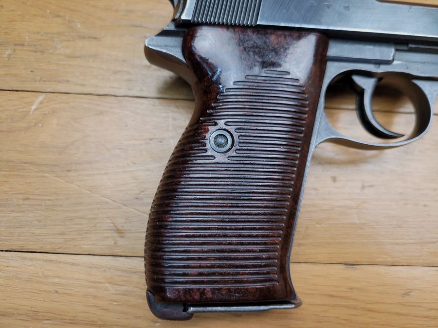 Splendid Walther P38 Pistol – Code AC43 for Walther in Zella-Mehlis – December 1943 – Original bluing at 95% – Single serial number – Impeccable mechanics and aesthetics – Excellent condition, image 15 of 18