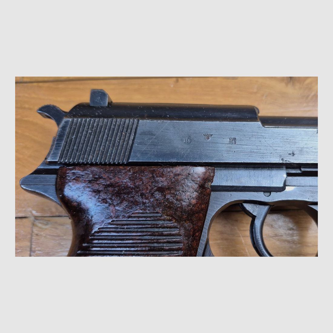 Mooie Walther P38 Pistol – Fabricage bekend als "ZM" voor Walther Zella Mehlis – Code AC – Wapen van juli 1943 – Originele bluing op 95% – Onberispelijke mechanica – Zeer mooie loop – 100% originele onderdelen – Mono-nummer behalve magazijn – Zeer goede staat – TBE, afbeelding 19 van 20