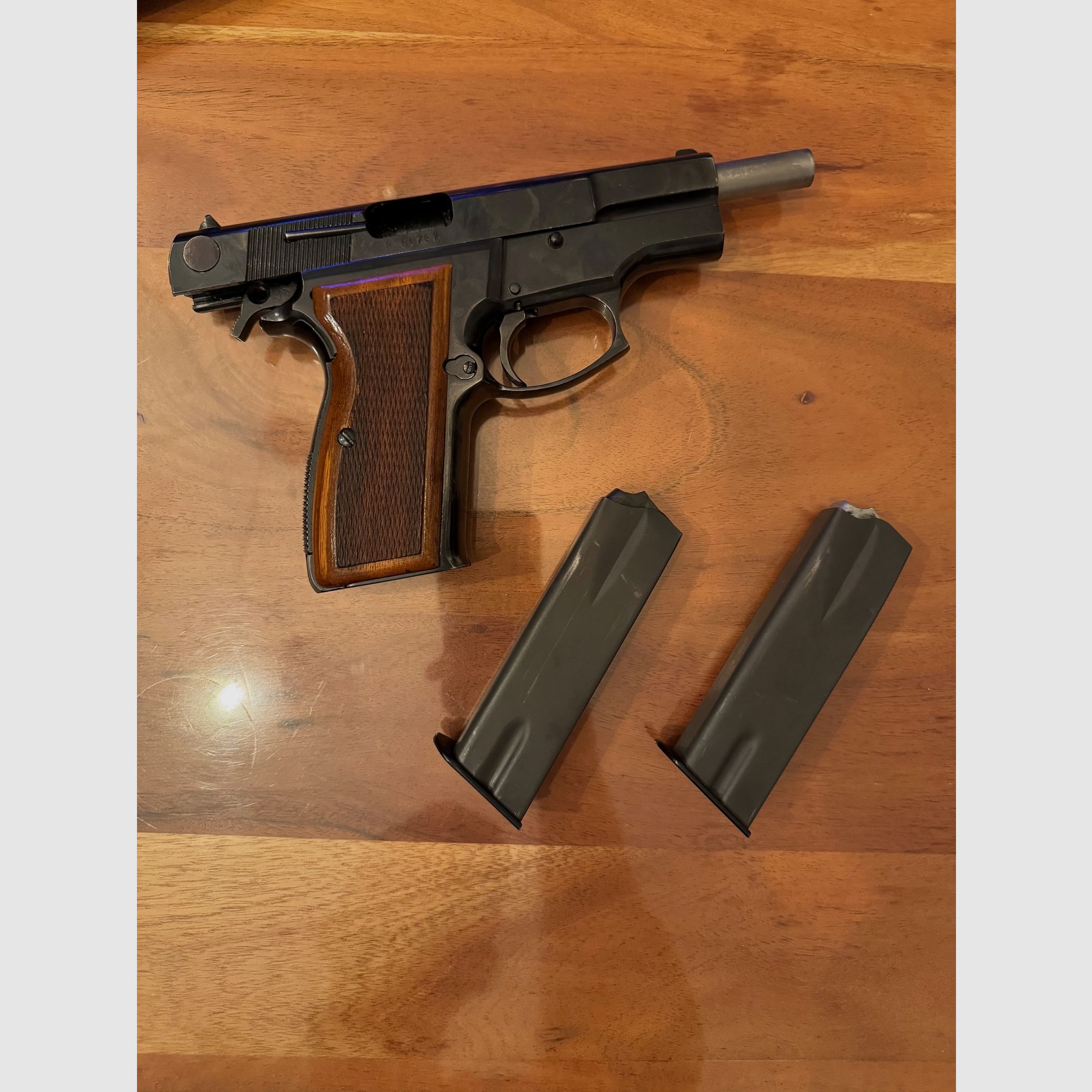 Luger M90 FEG P9R lijkt op Browning HiPower, afbeelding 3 van 4