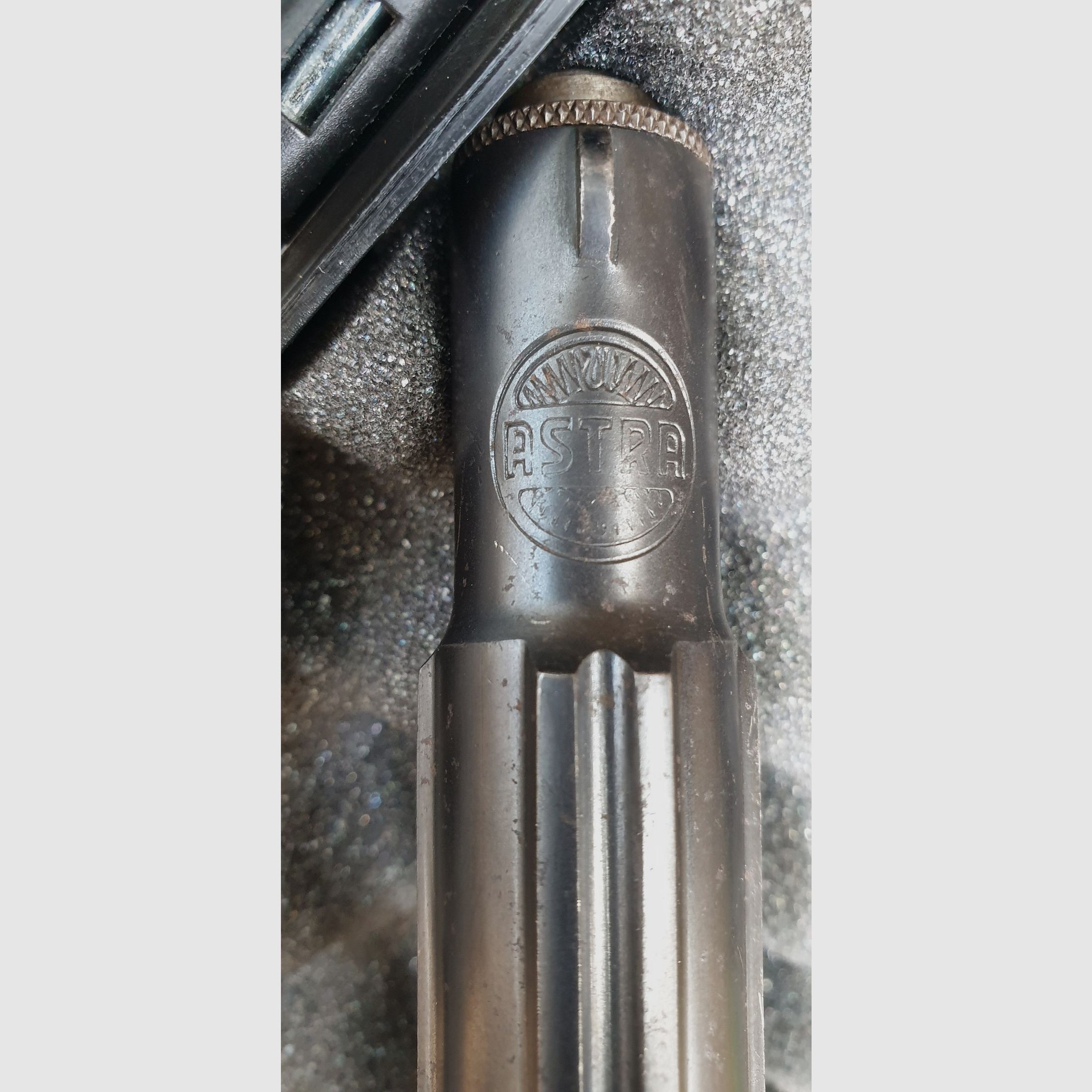 Historic pair of ASTRA 400 and 300 9mm pistols