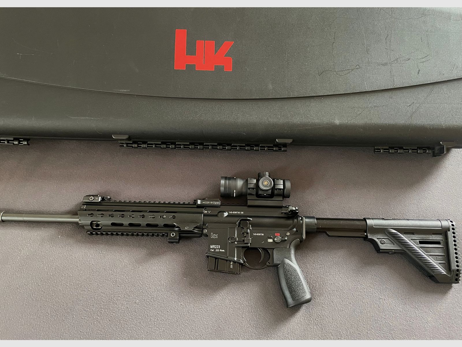 HK MR 223 + Leupold Reddot + accessoires, 551 schoten