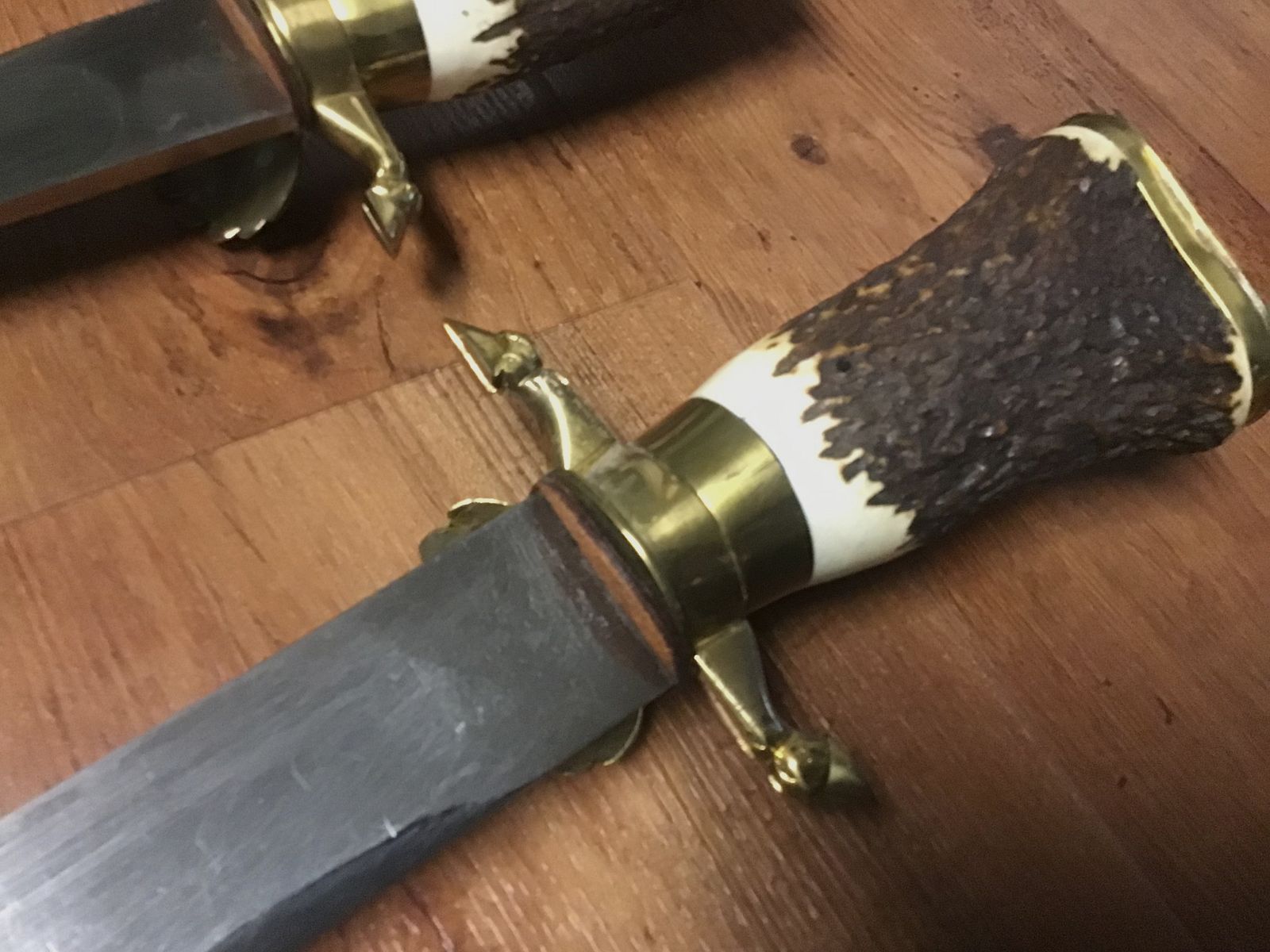 2 beaux couteaux de chasse presque épées avec l'inscription Vivat Diana