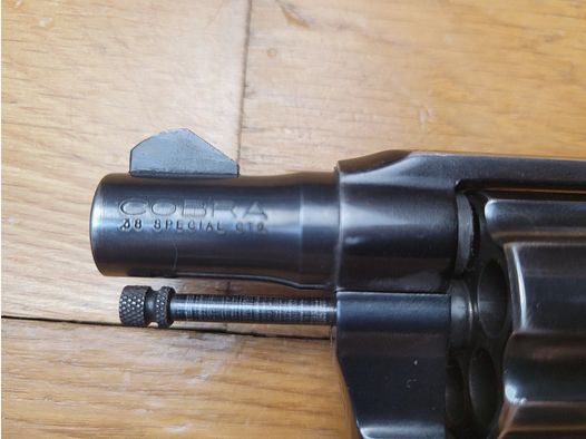Beau et peu courant Colt Cobra – Subnose en 38 SP – Arme de 1968 – Carcasse aluminium – Canon 2 pouces aux rayures impeccables – Très bonne mécanique et esthétique – Arme iconique des détectives à grosse moustache et des gardes du corps – TBE !