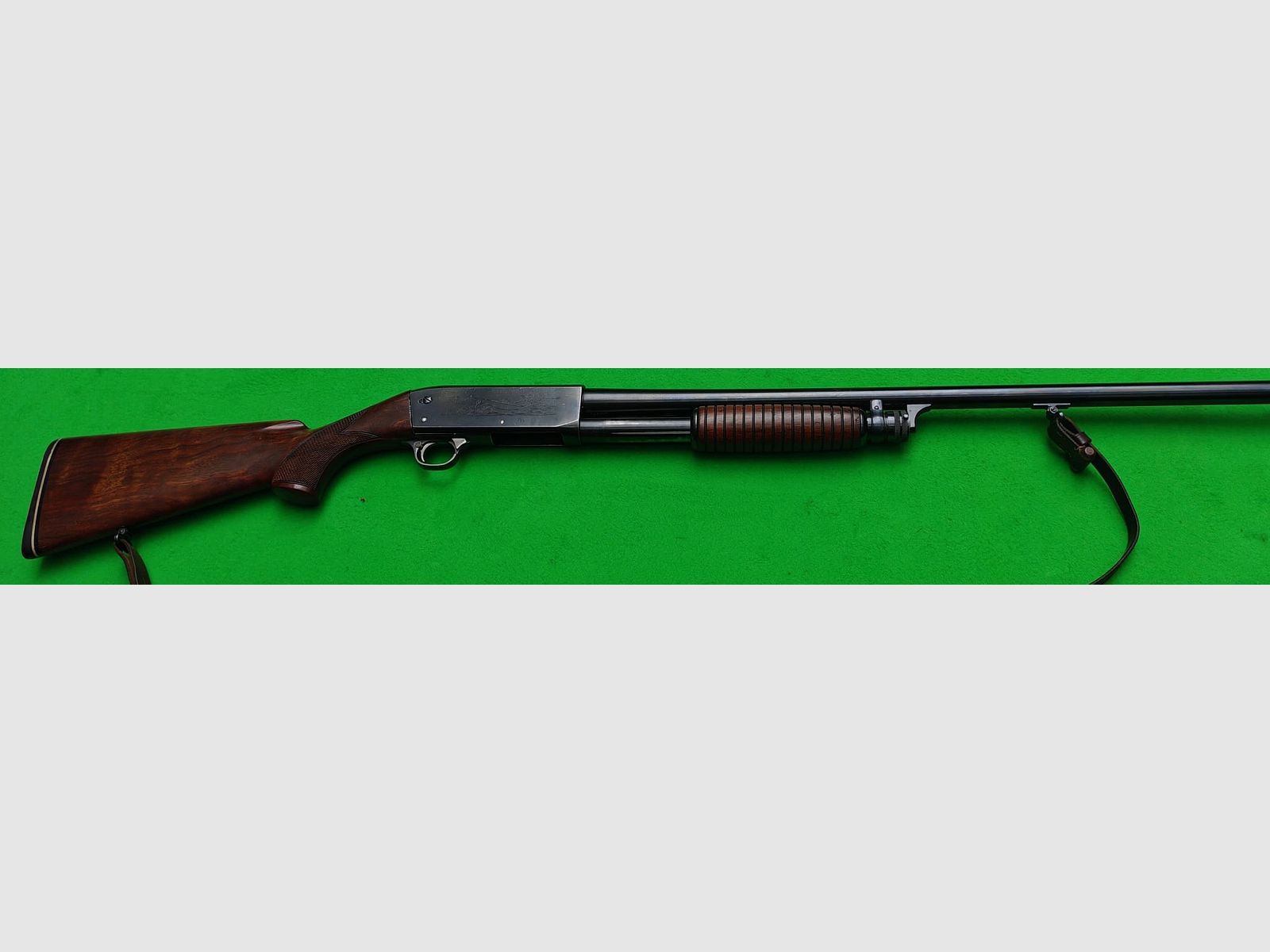 Ithaca 37 Vorderschaftrepetierflinte 12/70
