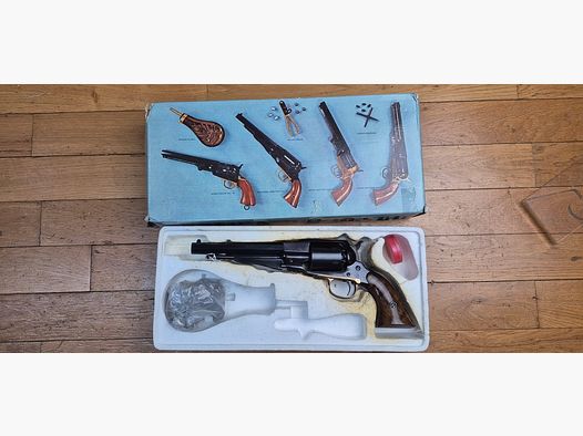 Schöner Revolver Remington 1858 New Model Navy — Kal.36 PN — Italienische Kopie Armi San Marco — Waffe von 1975 in hervorragender Verarbeitung — Brünierung zu 99,9% — Jaspage noch gut vorhanden — Schöne Nussbaum-Griffschalen — Exzellente Mechanik — Spiegelkanal — TBE/TBE+