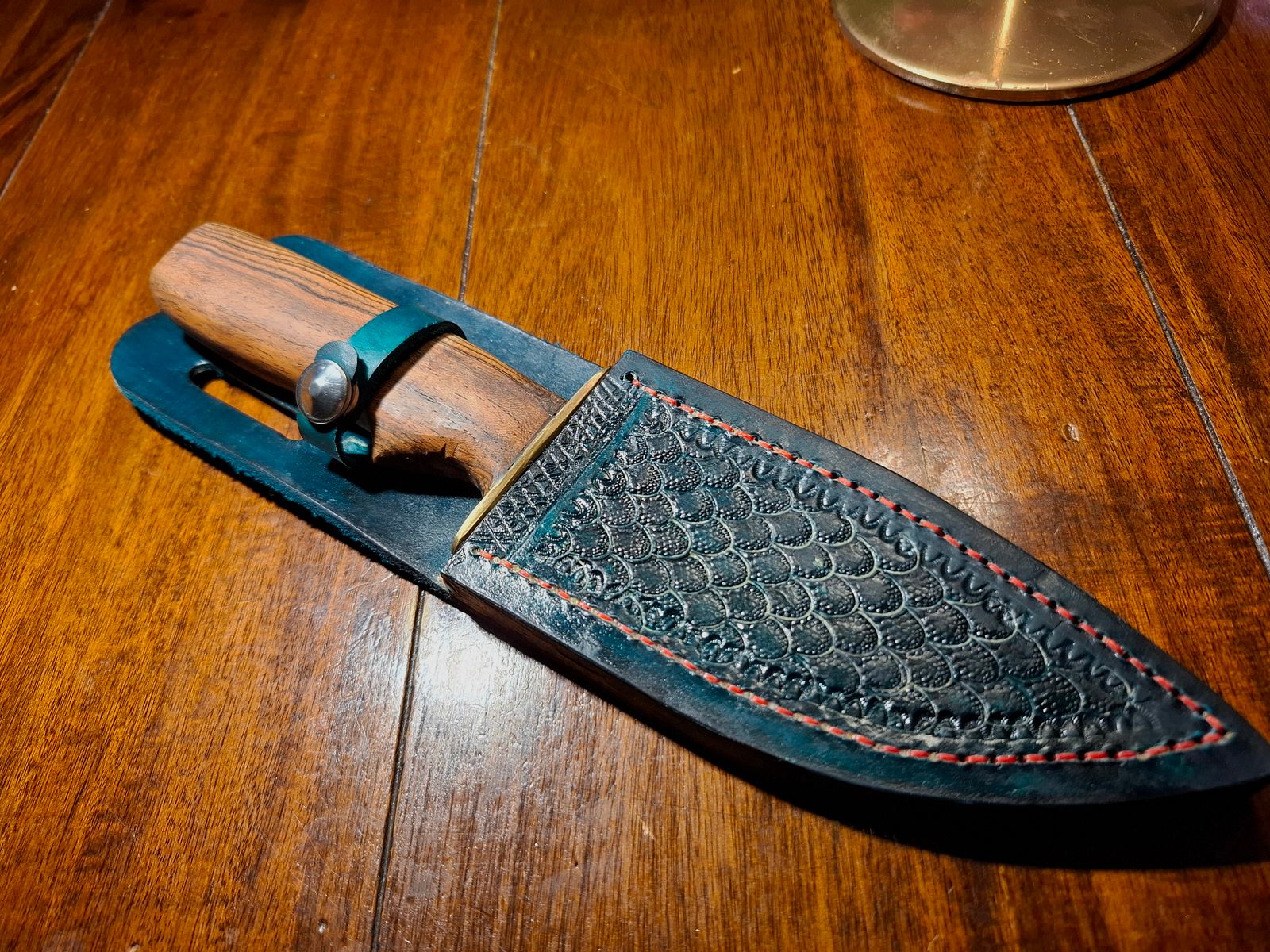 Jagdmesser mit handgearbeiteter Lederscheide