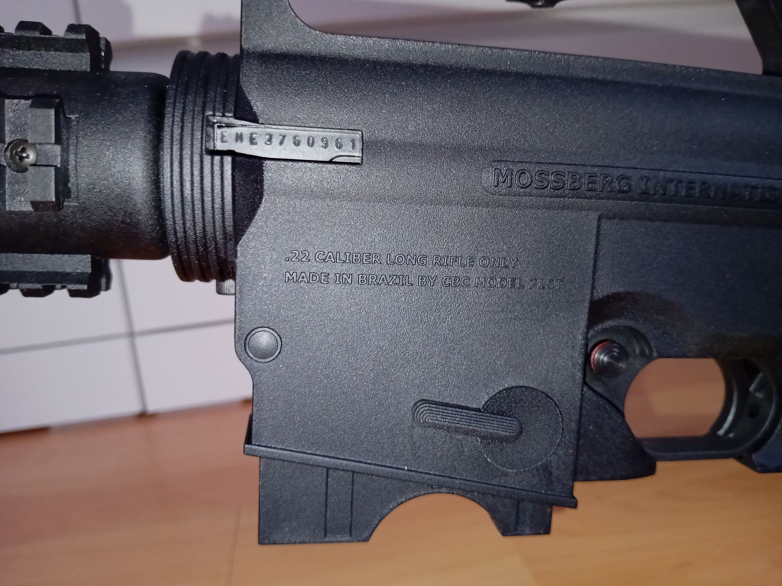 Mossberg Selbstladebüchse International 715t .22lr inkl. 3 Magazinen und Leuchtpunktvisier Falke II NV