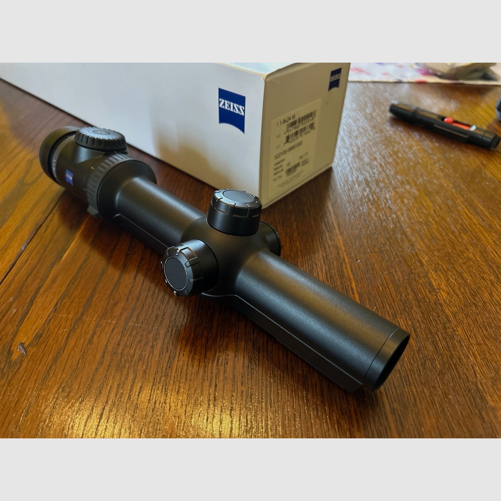 Zeiss V8 1.1 - 8 x 24 with rail, no Swarovski or Leica