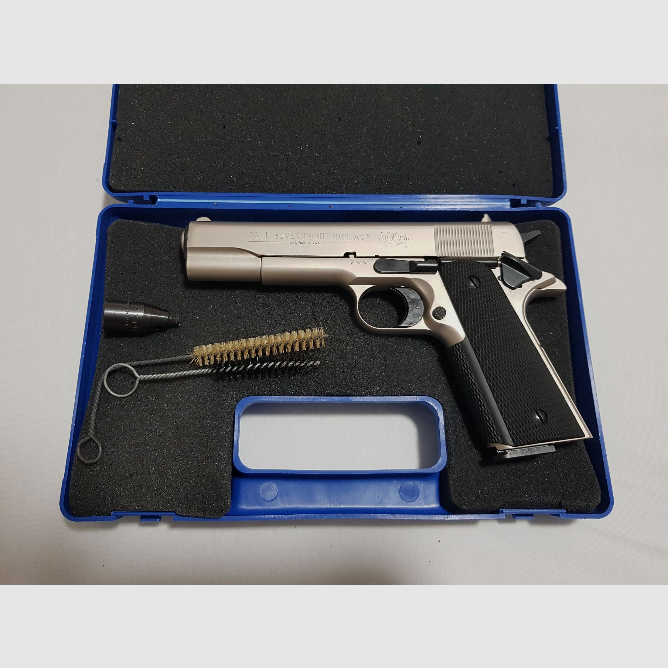 Original Colt Government 1911 A1 Schreckschuss Pistole 9mm PAK vernickelt Org. Koffer 317.02.33 Kontakt: yardsalez@proton.me