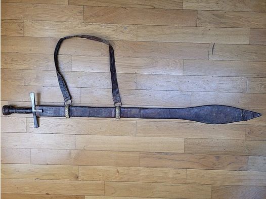 Belle épée derviche dite Kaskara – du type des « Fuzzy-Wuzzy » soudanais – Complète fourreau d&rsquo;origine et suspentes – Cuir souple en bon état – Solide assemblage de garde – Lame flexible très tranchante – Vers 1880 – TBE
