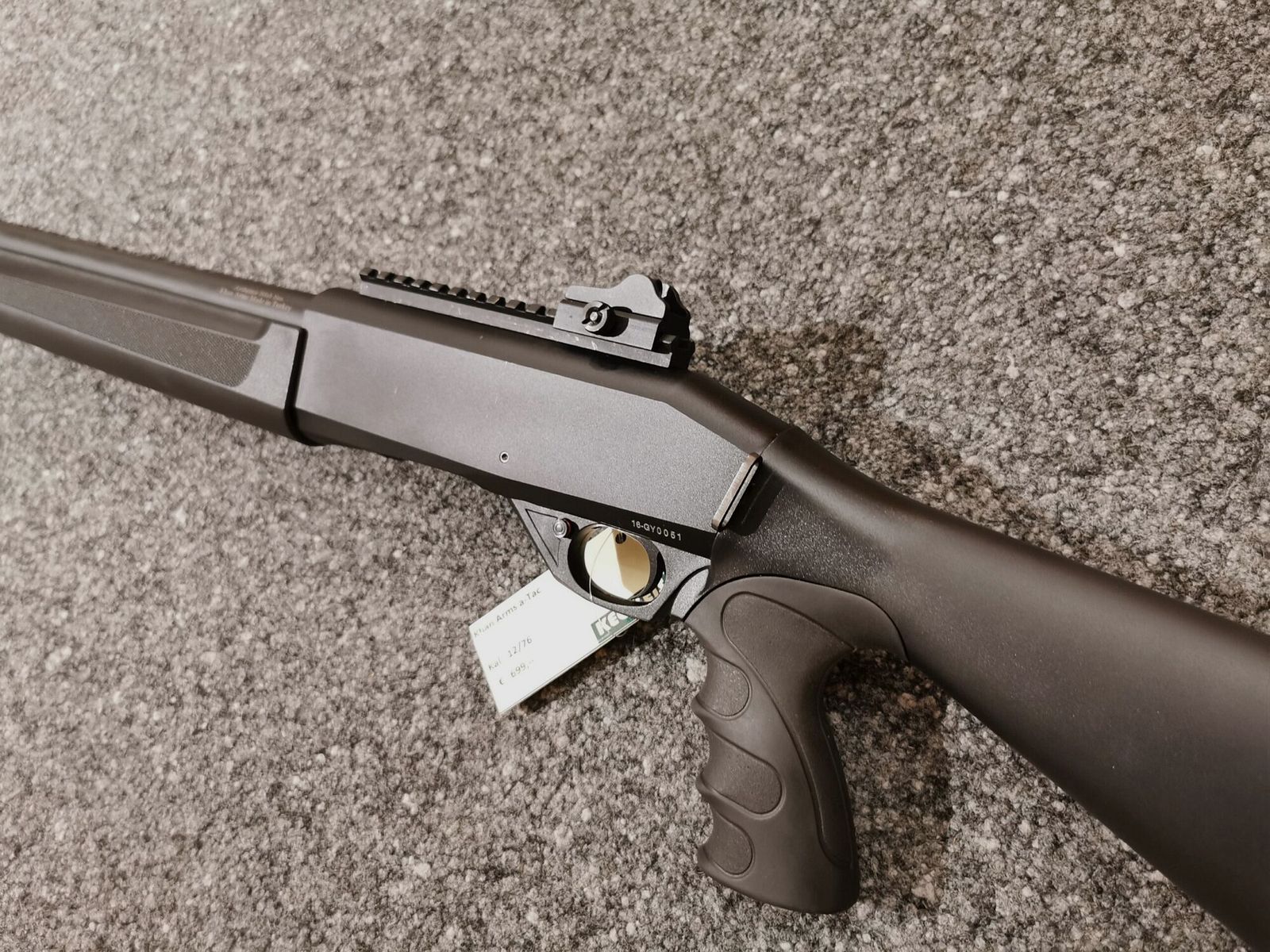 Khan Arms a Tac, zdjęcie 2 z 3
