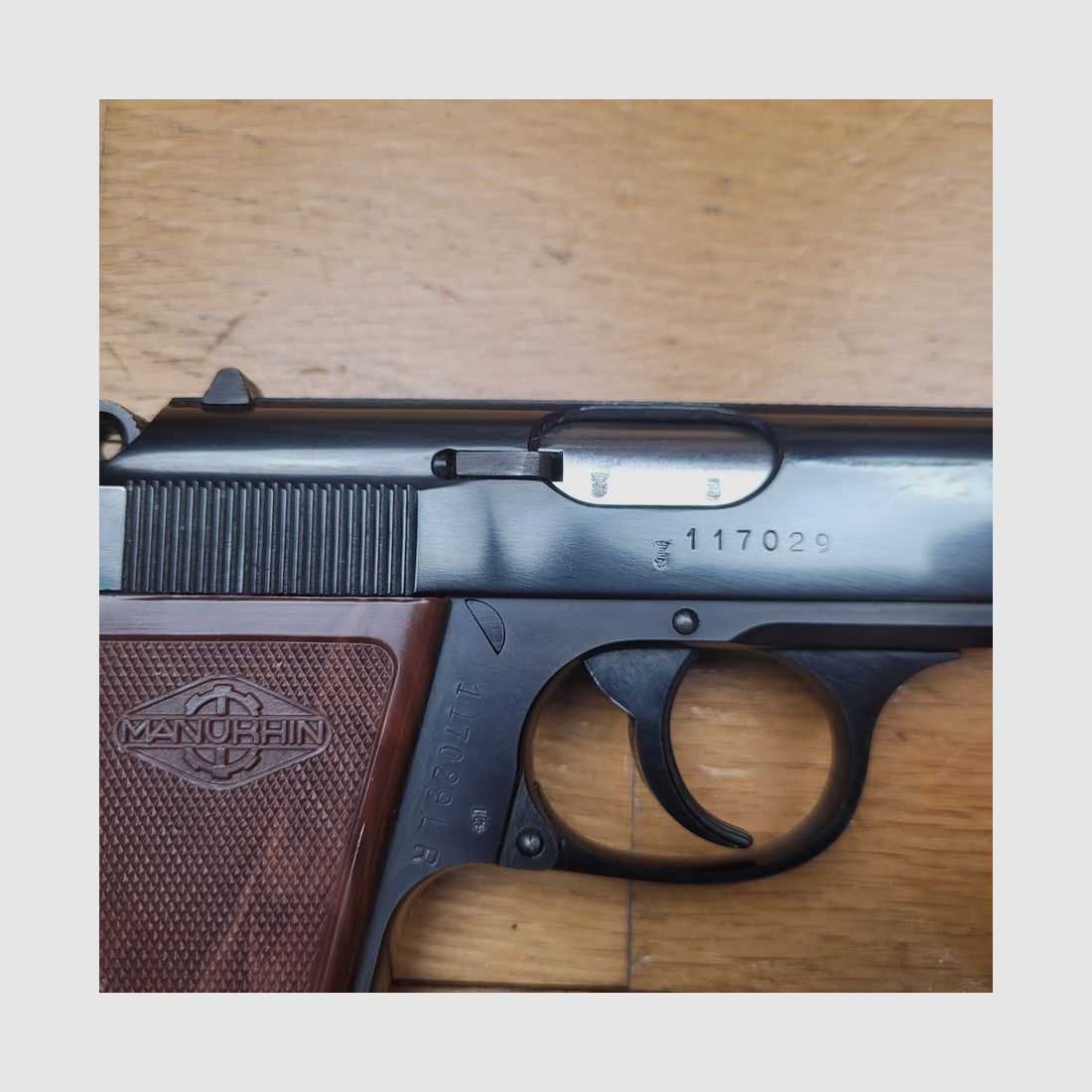 Sehr schöner und seltener Walther PPK von Manurhin unter exklusiver Lizenz von Walther – im Kaliber 22LR (selten) – Schöne Brünierung – 10-Schuss-Magazin mit Verlängerung – Entspannungs-Sicherung – Spiegel-Lauf – Neuzustand, Bild 5 von 18