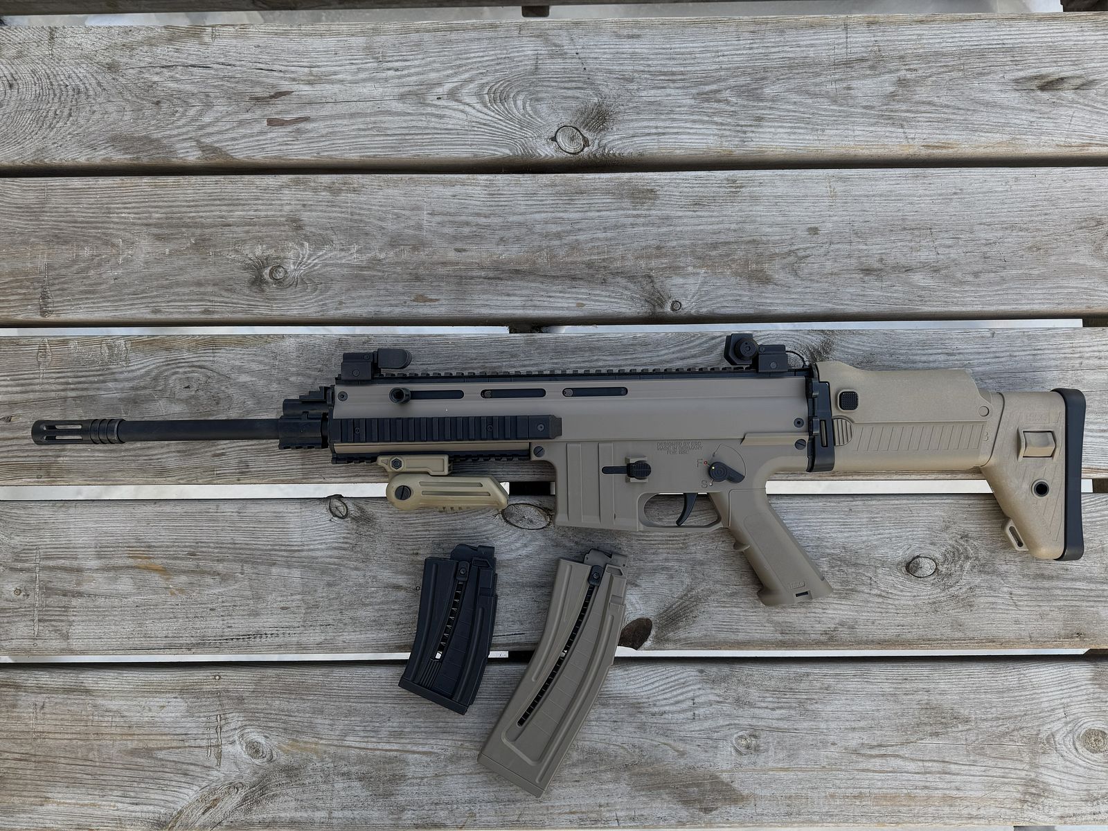 Carabina de auto-carga, ISSC MK22 desierto estándar MFD, .22lr.