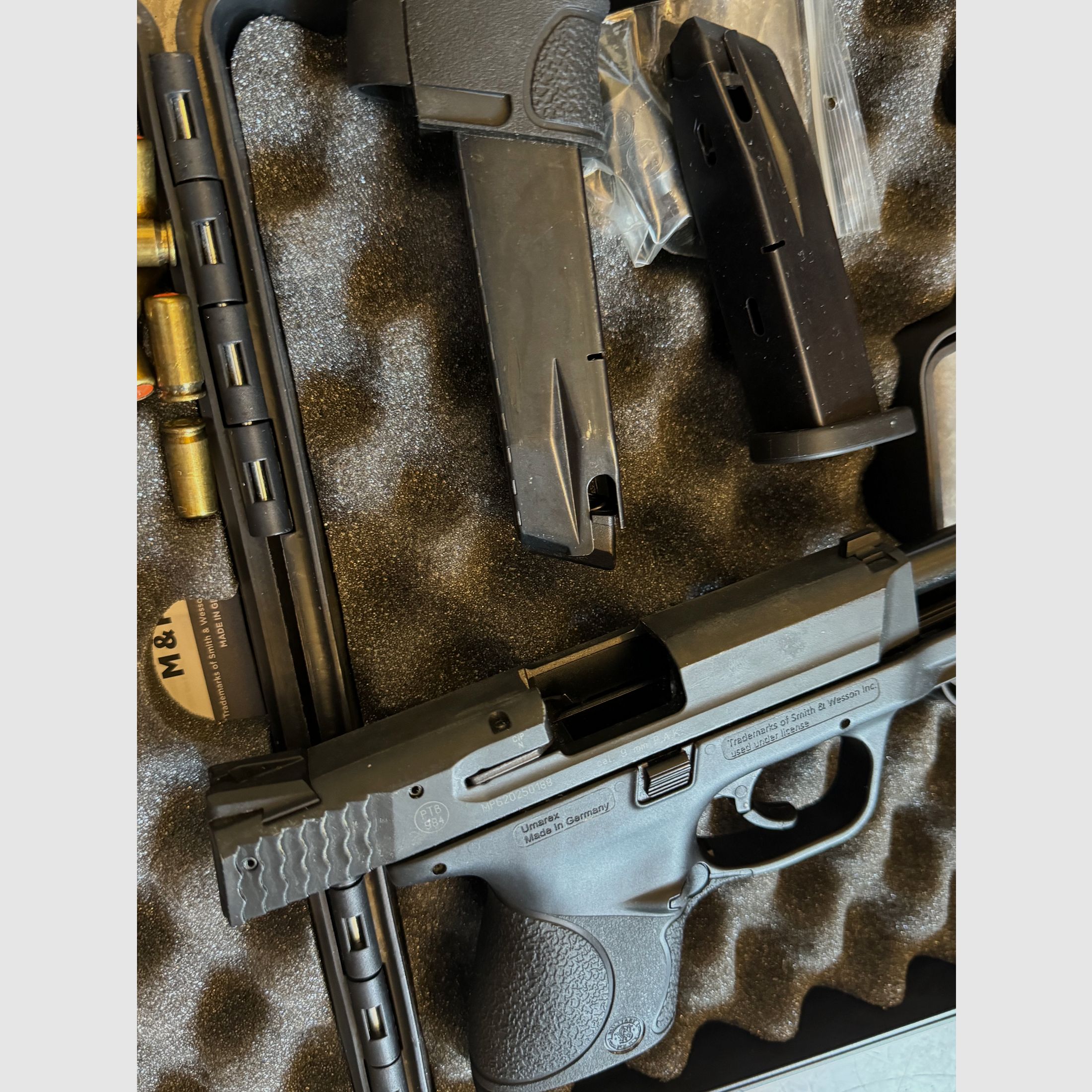 Smith & Wesson M&P 9C pistola a salve cal. 9mm P.A.K. inclusi 2 caricatori