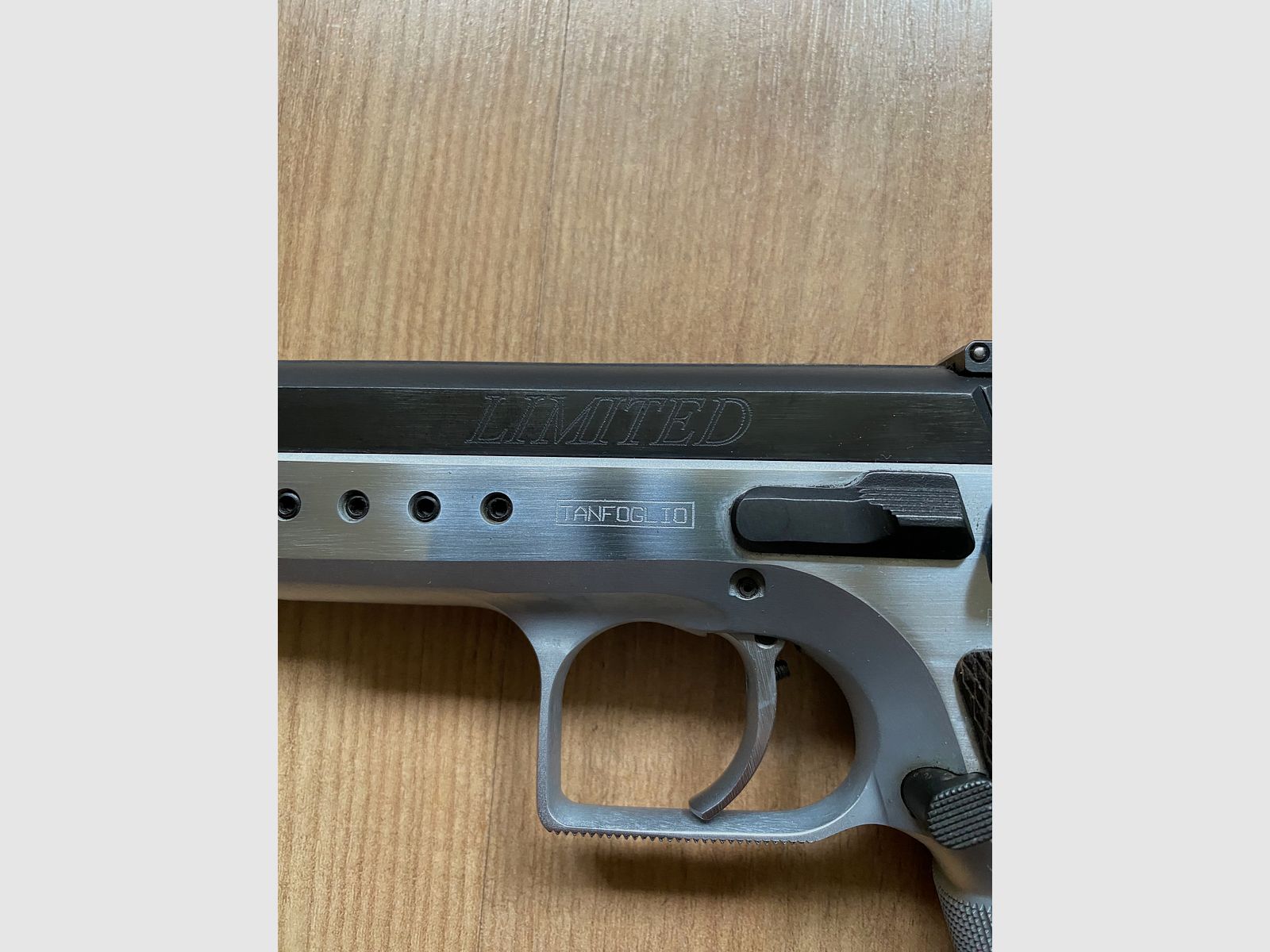 Verkaufe Tanfoglio Limited 9 mm Luger mit Wechselsystem .22 lfb inkl. Munition und Schiene für Zielfernrohr