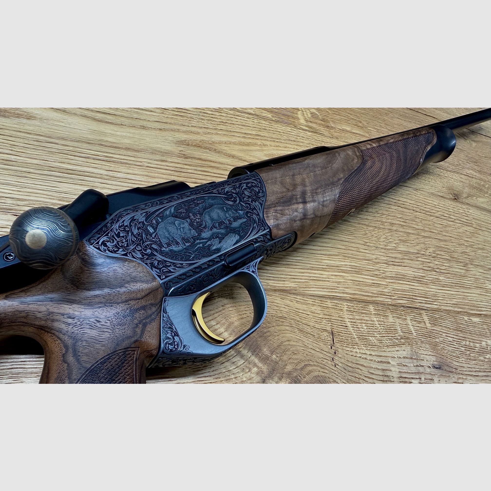 Blaser R8 Grand Luxe Success / Holzklasse 6 / Seidenmattes Finish / Goldener Abzug / Systemkasten + Magazineinheit graviert / TRAUMWAFFE