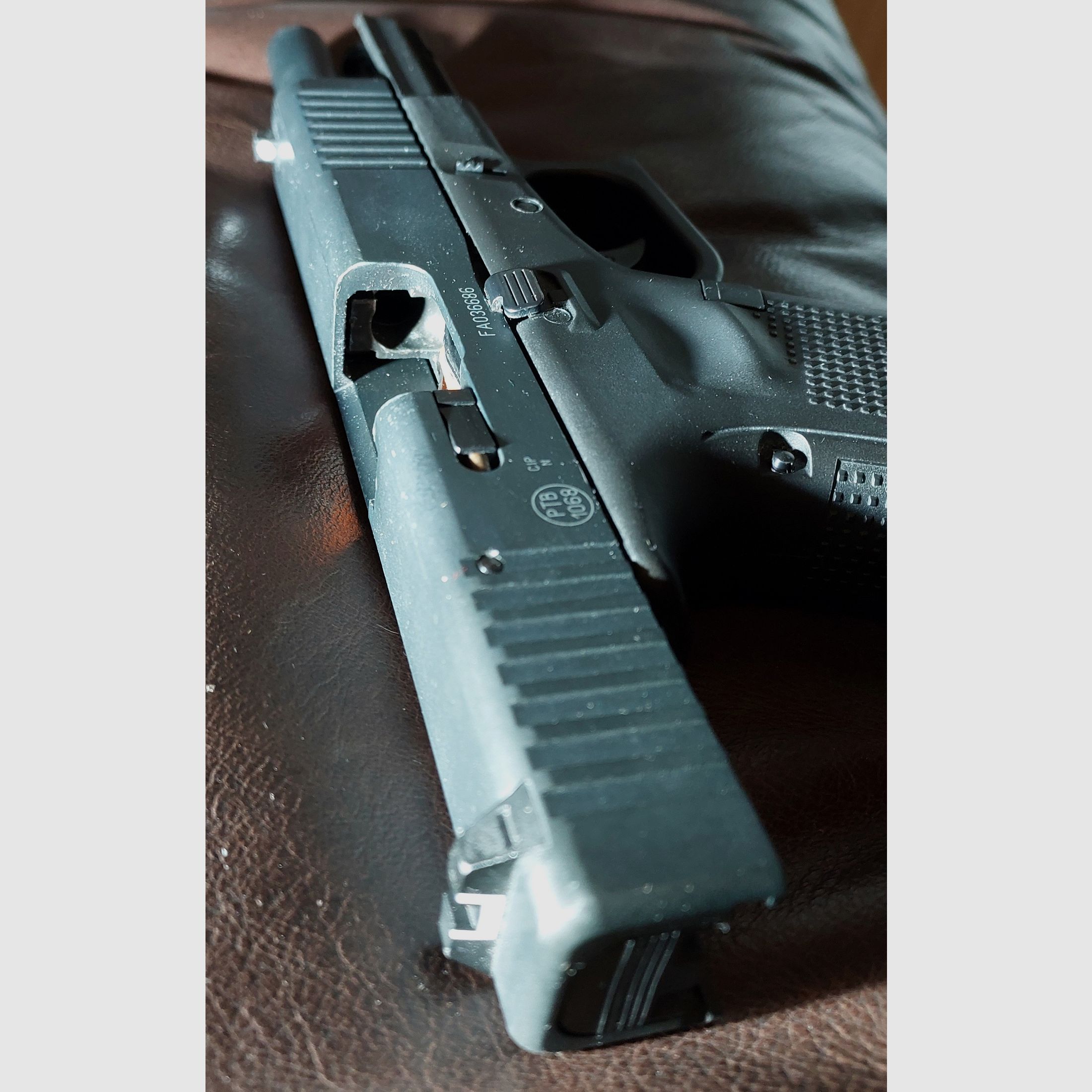 Glock 17 Gen5 Schreckschuss Pistole 9mm P.A.K. schwarz (PTB 1068) - 2 Magazine - Taktisches IWB Holster Rex Arms Sidecar