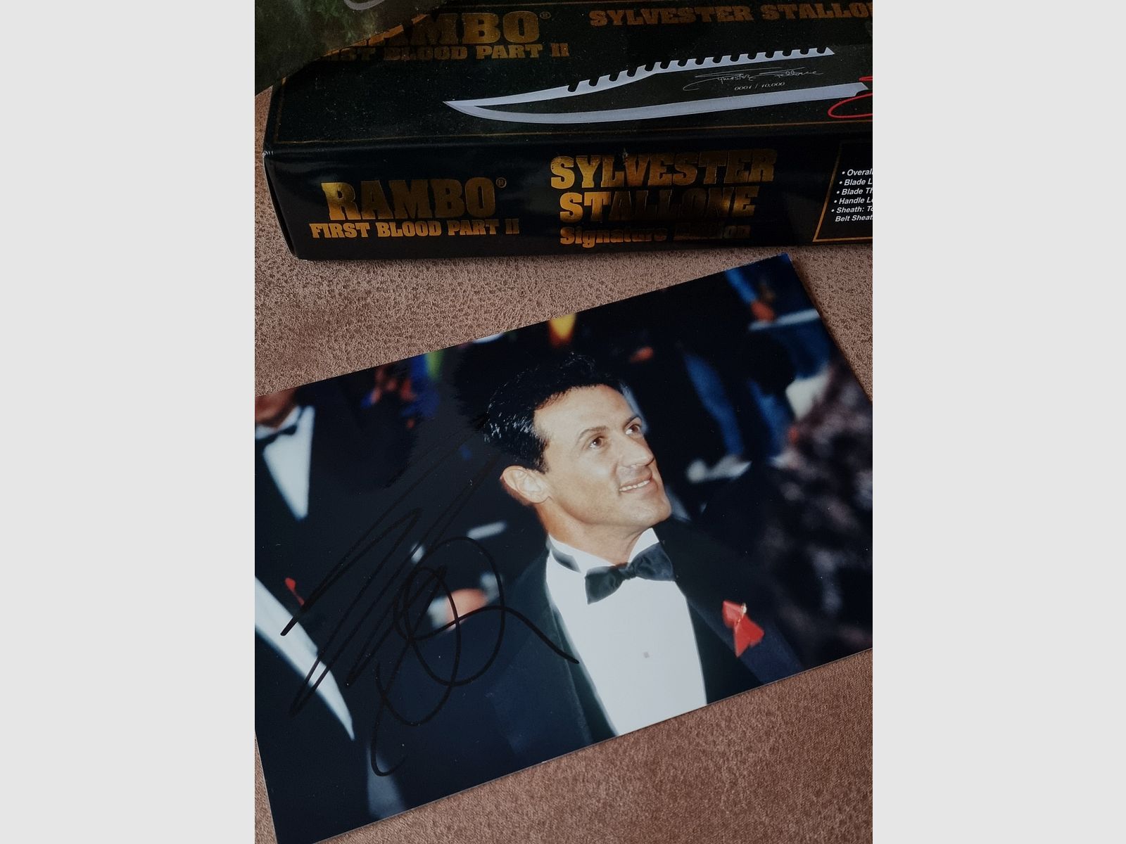 Oryg. podpis Sylvestra Stallone z 1997 roku na zdjęciu + nóż edycja sygnatury