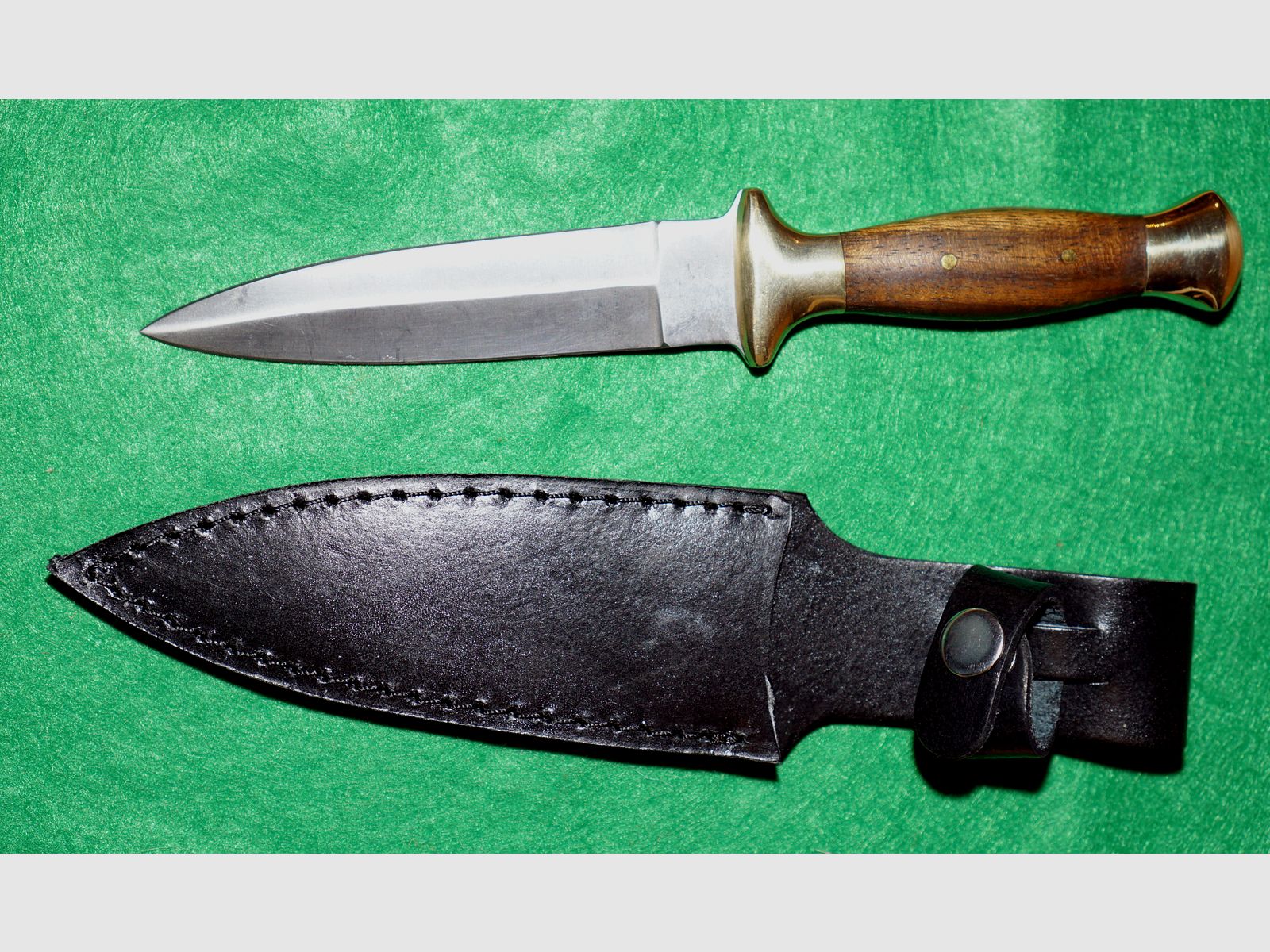 Noble dagger with leather sheath new!