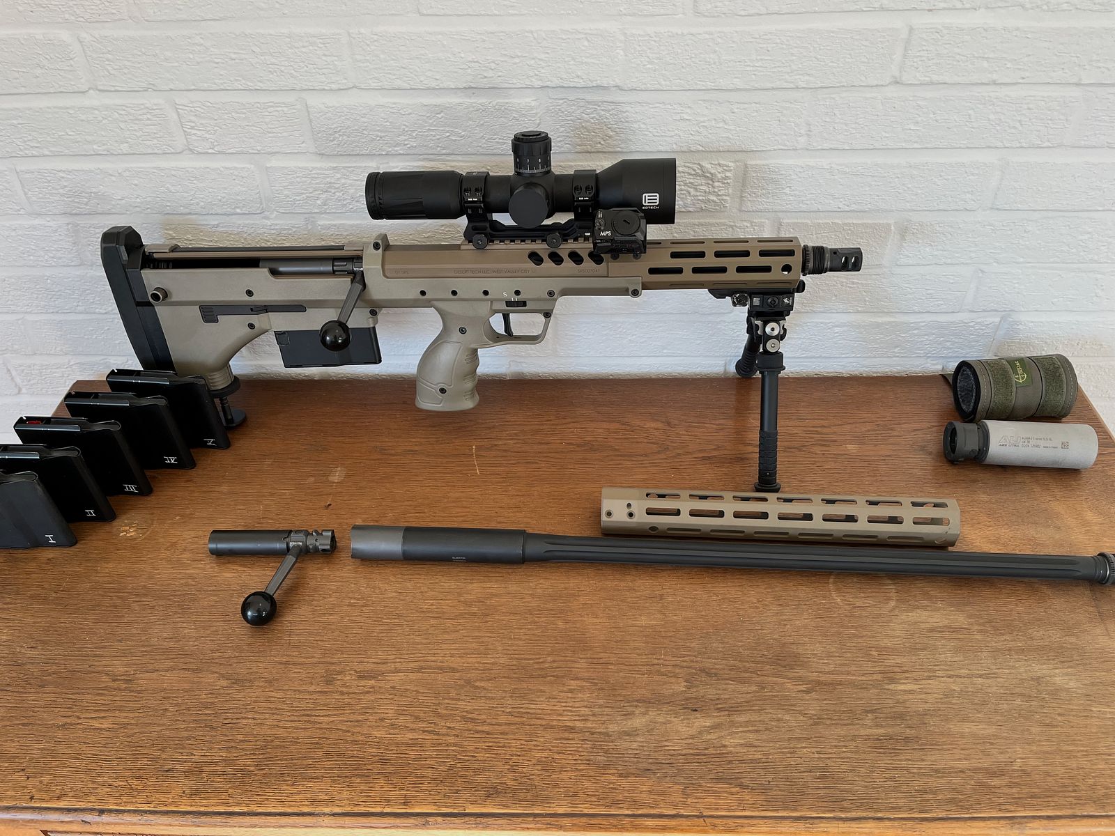 DESERT TECH SRS A2 (Covert) .308 Win + Wechselsystem 6,5 mm Creedmoor + EoTech Vudu