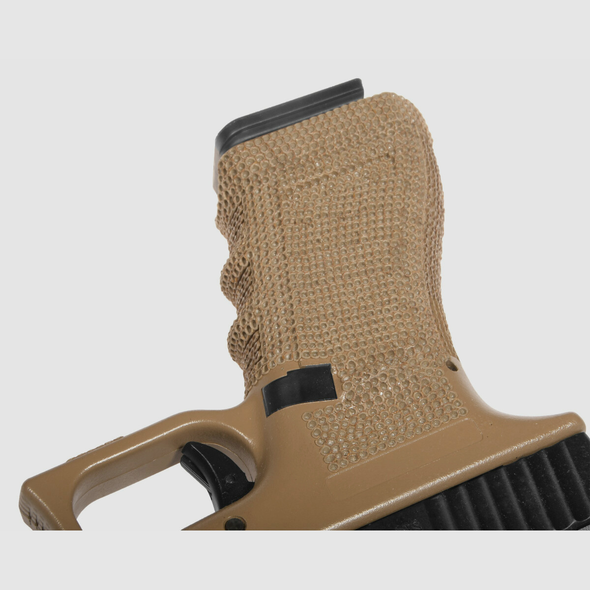 P04 GBB Airsoft Pistole in Tan | Delta Armory