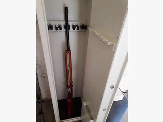 KK Waffen und Waffenschränke (Langwaffe KK-Gewehr Suhl Modell 150 Standard) (Kurzwaffe Revolver Arminius)