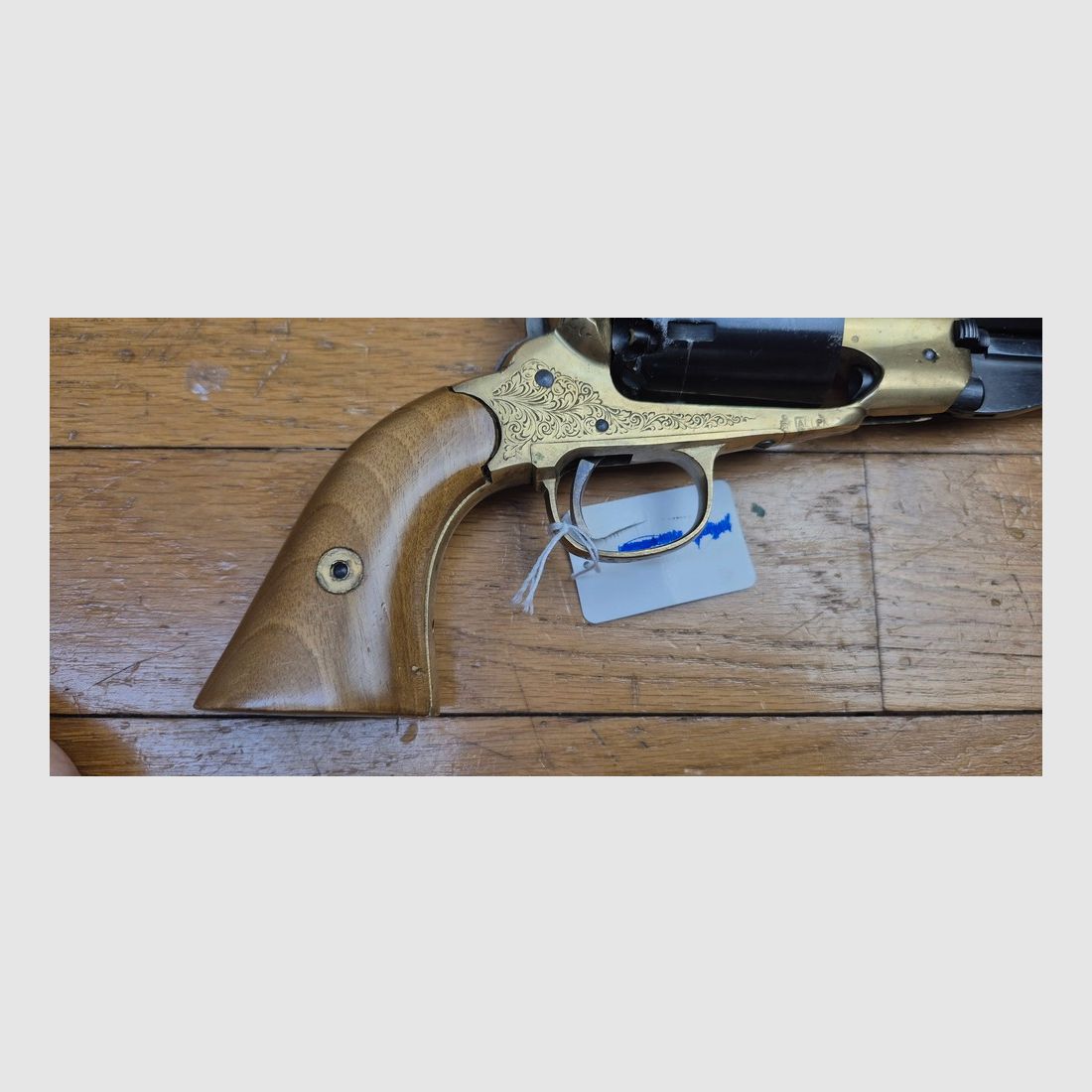 Revolver Typ Remington 1858 Navy — Kal. .36 PN (Schwarzpulver) — Italienische Replik von Rigarmi / RAG — Schöne Griffschalen — Gravierte Messingbeschläge — Ausgezeichneter Spiegel-Lauf und schöne Kammern — Waffe von 1983 — Sehr gute Mechanik — TBE, Bild 17 von 22