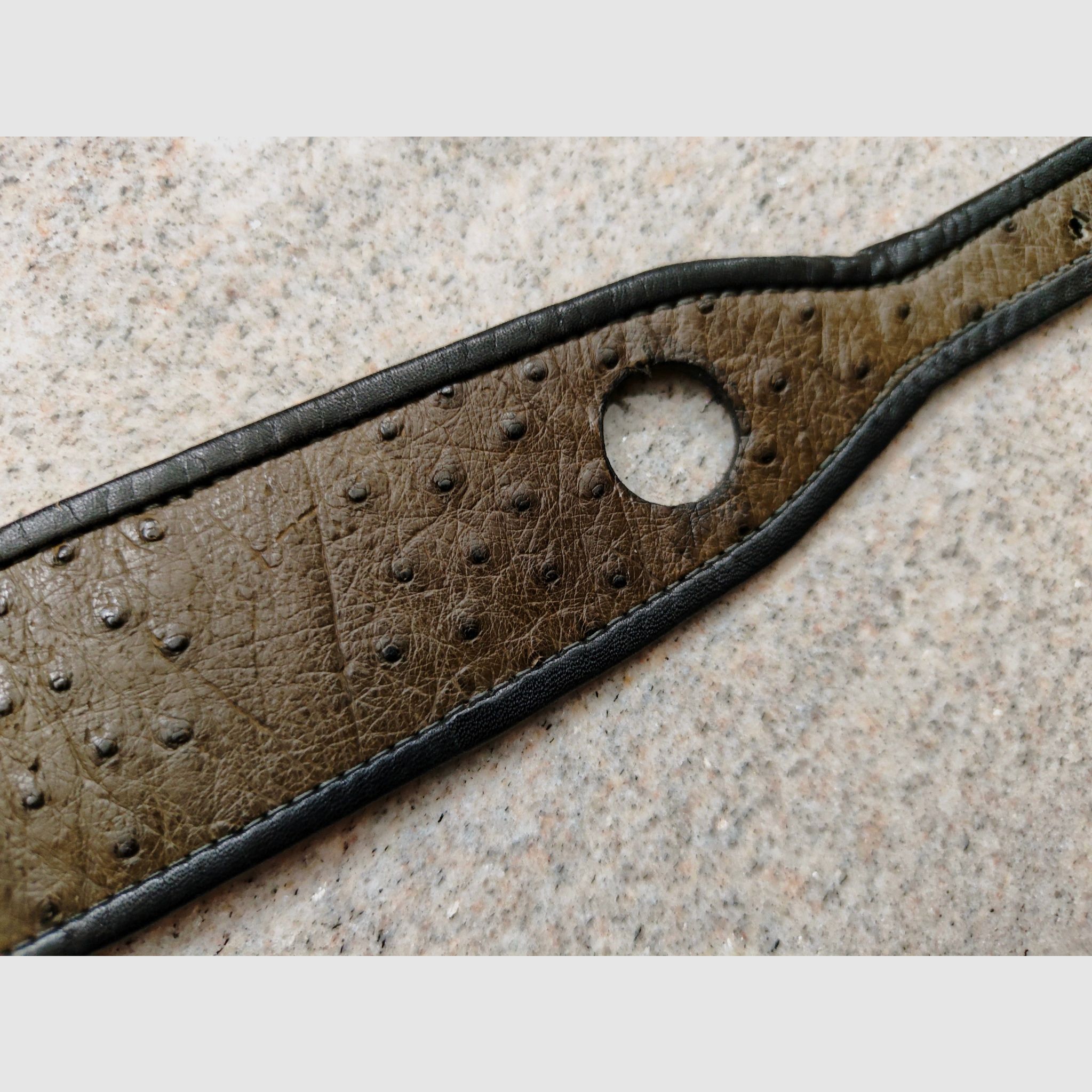 Sangle de fusil en cuir d'autruche