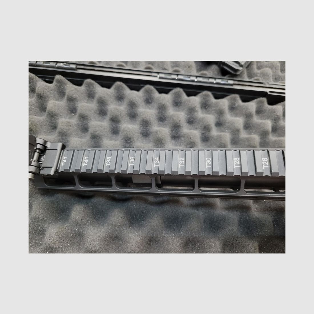 AR 15 Büchse – Marke ADC – Modell M5 Version Custom Plus – Kal. 223 – in Originalkoffer – Custom-Zubehör einschließlich Zielfernrohr – mechanische Visierung UTG – Firefield Reflex-Zielfernrohr – gefrästes Gehäuse – 12,5 Zoll kaltgeschmiedeter Lauf – ideal für Schüsse bis 600m – gebraucht im neuwertigen Zustand, Bild 23 von 35
