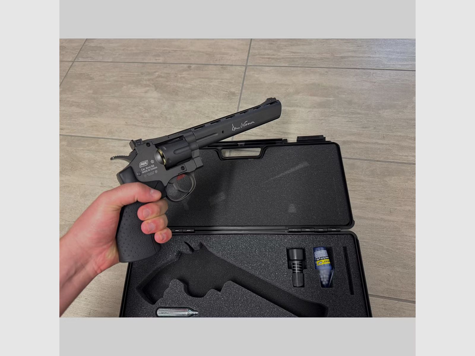 ASG Dan Wesson 8″ rewolwer CO₂ – 6 mm BB, czarny