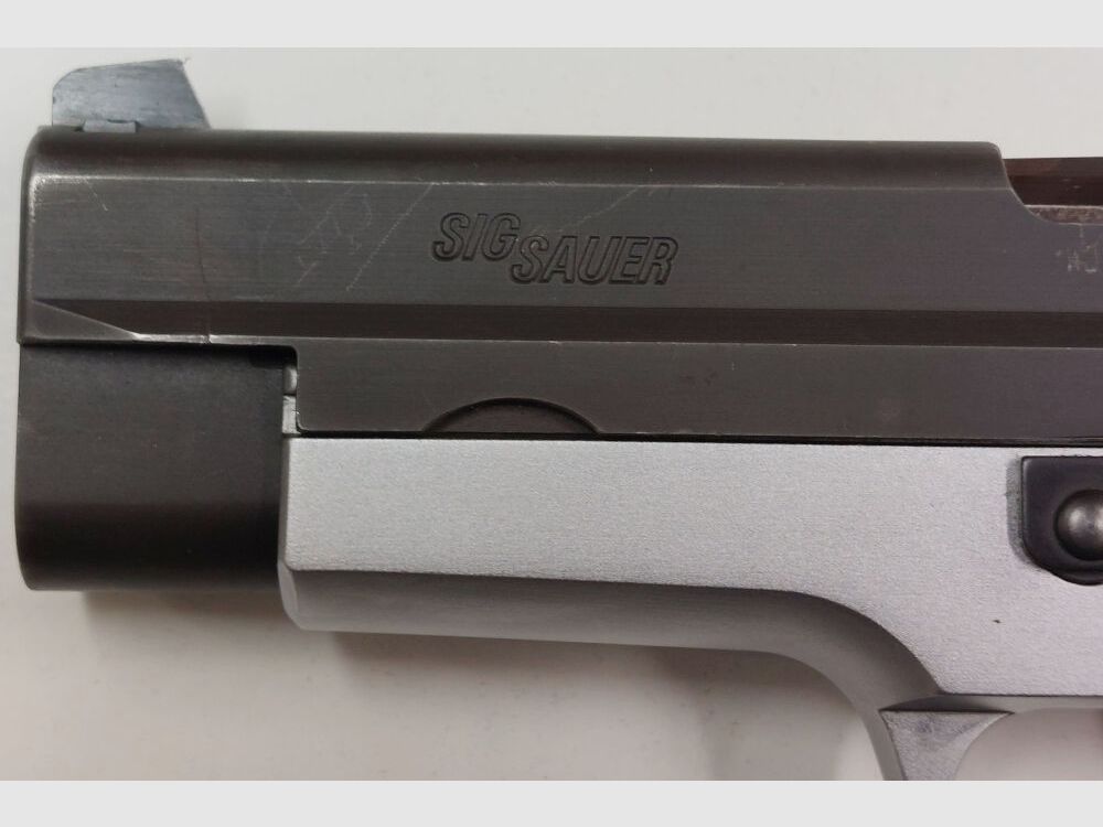 SIG SAUER DEFEKT Halbautom. Pistole SIG SAUER P220 Bicolor Schwarz/Silber im Kaliber .45ACP