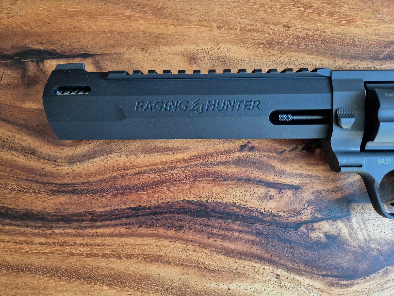 Taurus Raging Hunter 8 3/8" .44 Mag. inkl. 3x HKS Speedloader – Neuwertiger Zustand