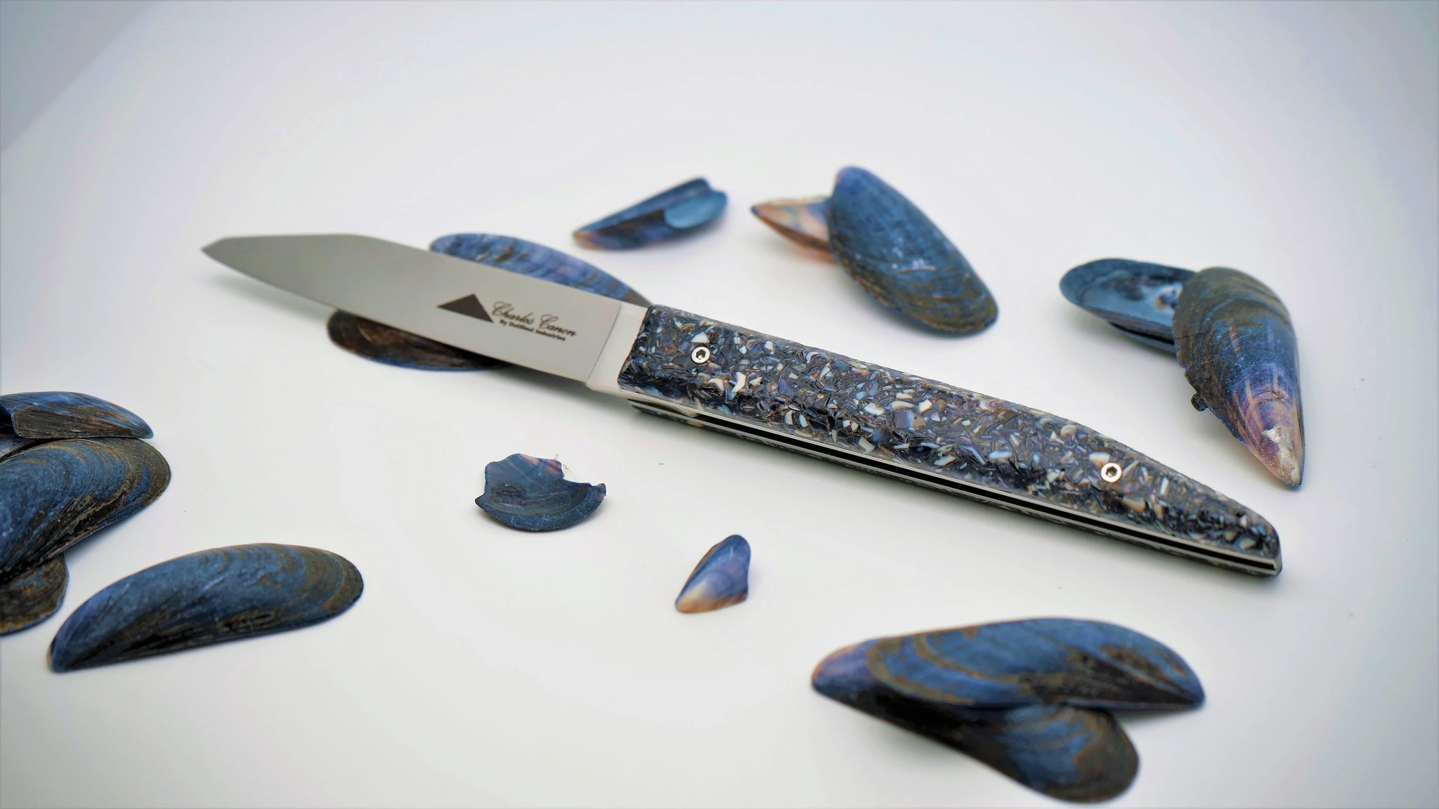 Charles Canon Coltello Pieghevole con Manico in Gusci di Cozze Riciclati, immagine 1 di 2