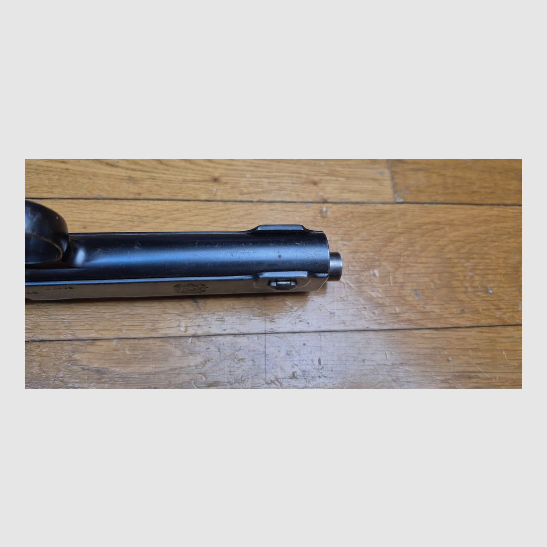 Très beau Pistolet Steyr Hahn 1911 /1912 – L&rsquo;un des tout meilleurs de la 1° Guerre mondiale – Cal 9mm Steyr – Arme chilienne de 1912 – Entièrement mono matricule jusqu&rsquo;au talon de magasin inclus – Arme d&rsquo;aristocrates austro-hongrois qui fleure bon la magie de Europe de l&rsquo;Est – TBE ++!, image 12 sur 25