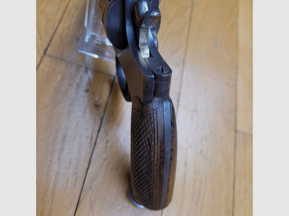 Schöner Revolver Rast & Gasser Mod 1898 – Kaliber 8 mm Gasser – Reglementär – 8-Schuss Trommel – eine der letzten Fabrikationen während des Ersten Weltkriegs – Chrom-Mobylène-Stahl – guter Originalbrünierung – Exzellente Mechanik – Top-Indexierung und Spiel – TBE+, Bild 17 von 19