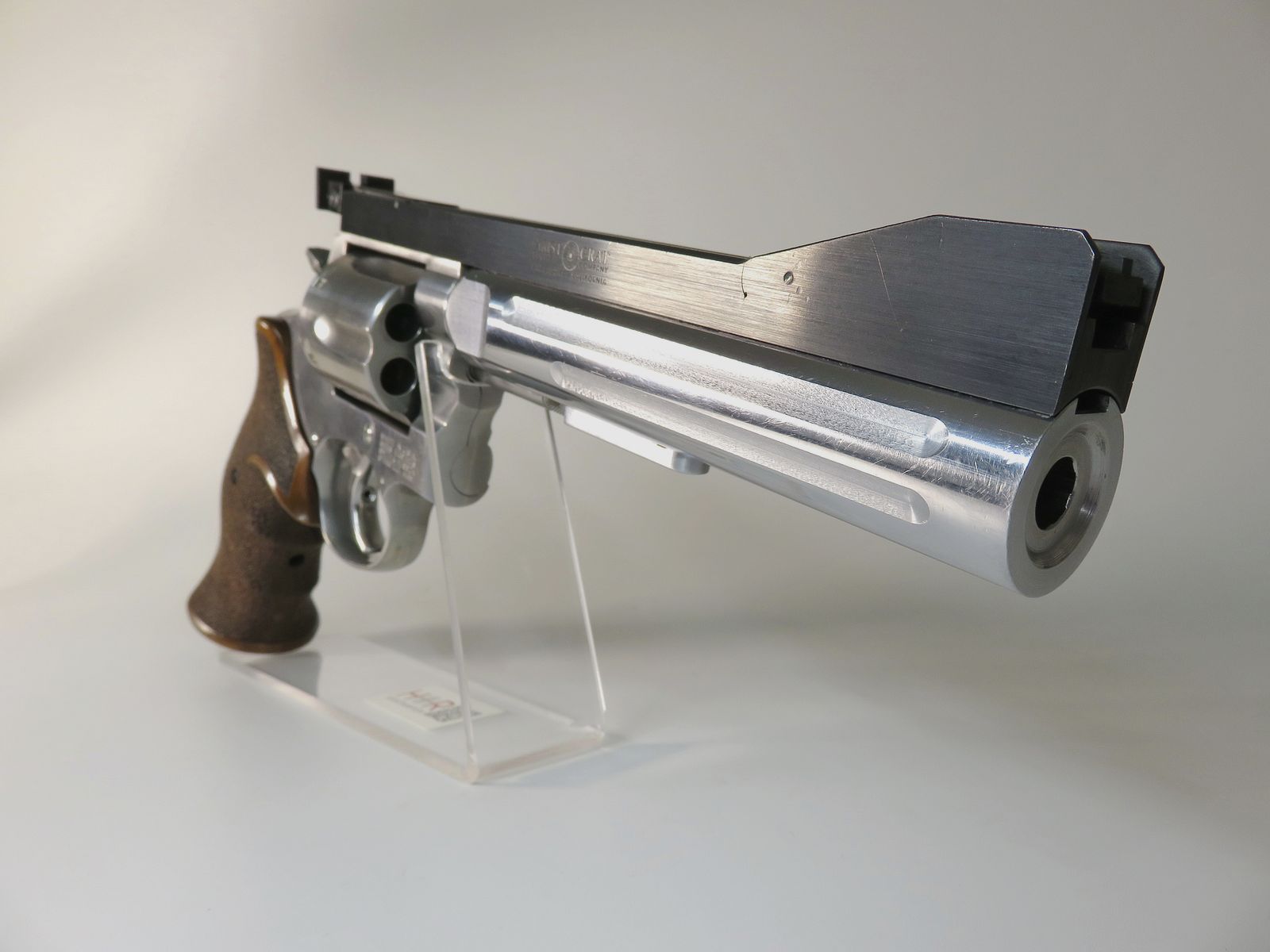 S&W 686-4 | 6 inches | .357 Mag / .38 Spec. | Bull Barrel | Aristocrat 3-position sight | Nill grip