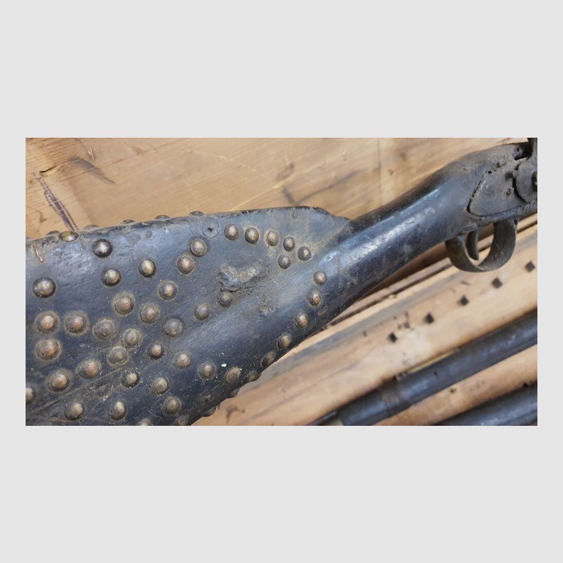 Fusils à silex britanniques pour la Royal Niger Company vers 1830 dans une caisse de transport