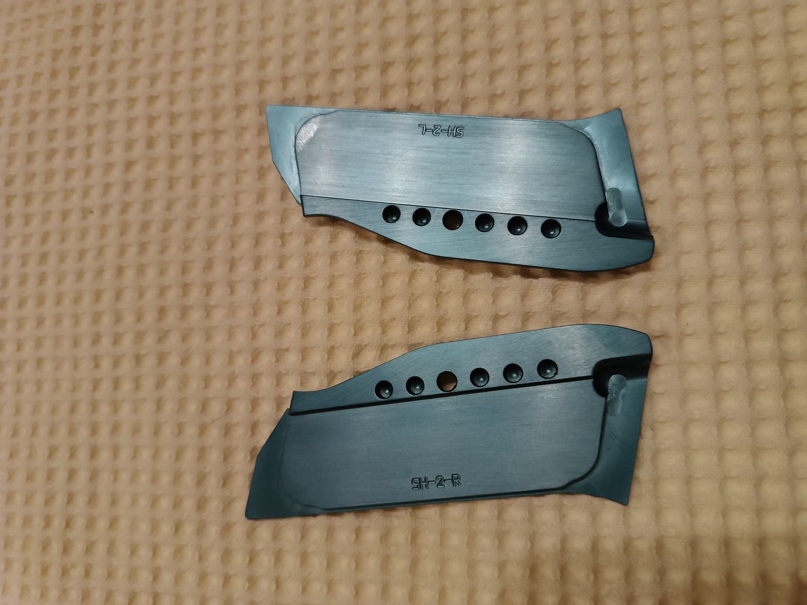 CZ Shadow impugnature blu lunghe.