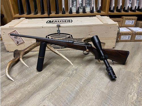 Sauer 101 Artemis, links, met Zeiss Conquest V4 3-12x56