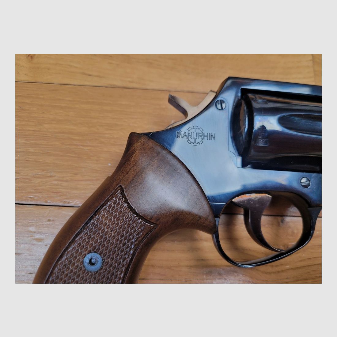 Wunderschöner und Sammler Revolver MR73 Police – .357 Mag – Herstellung Manurhin von 1973! – 3 Zoll Lauf im neuwertigen Zustand – Originale Hausgriffschalen – Mechanischer und ästhetischer Zustand hervorragend – In seiner Originalbox mit Anleitung – Top Sammler im neuwertigen Zustand!, Bild 20 von 23
