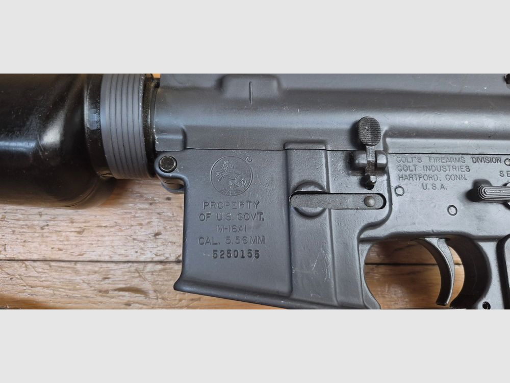 Splendide et Rare carabine M16 A1 – Arme réglementaire « US Governement Property » – Fabrication Colt de 1973 ! – Époque guerre du Vietnam – Calibre 5.56 Otan – Arme mythique du XX° siècle – Canon et mécanique parfaits – Excellent état esthétique – TBE++ – – Catégorie A2 – Export EXCLUSIVEMENT, image 10 sur 44